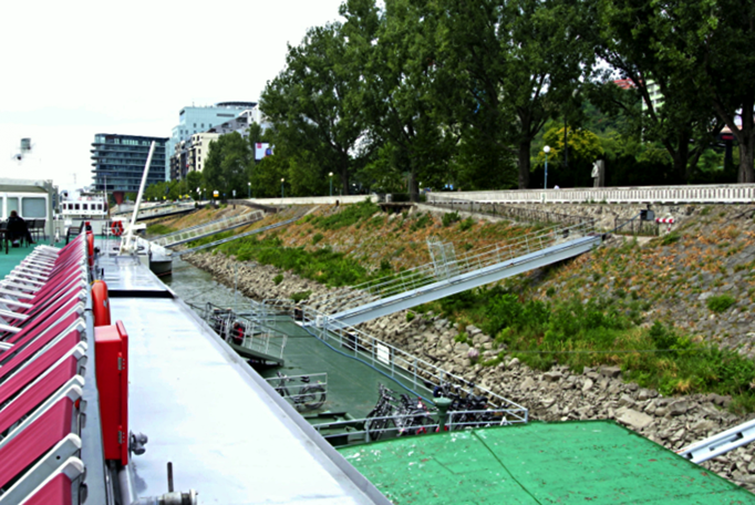 2013 | Fahrradtour Passau-Budapest-Passau, Bratislava: Einige «schnelle» Tour-Teilnehmer sind bereits wieder «Zuhause».