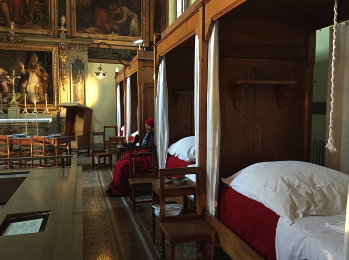 2015 | Fahrradtour «Burgund», Beaune: Innenhof des «Hospices de Beaune», «Musée de l'Hôtel-Dieu». Das Krankenlager im «Saal der Armen».