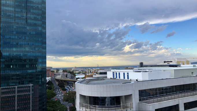 2018 | Kapstadt | Foreshore, «Icon-Building»: «Terrassenblick» vor einem «blitzigen» Gewitter. Mit Regen!