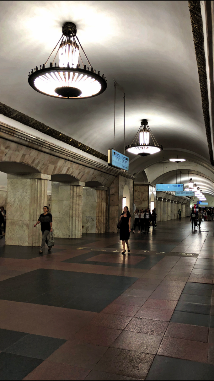 2018 | Moskau, Metro: Jede Metrostation mit unterschiedlichem Beleuchtungskonzept.
