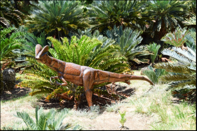2016 | Kapstadt | Kirstenbosch: National Botanical Garden: Überall in diesem Gartenabschnitt - Giganto-Saurier-Skulpturen.