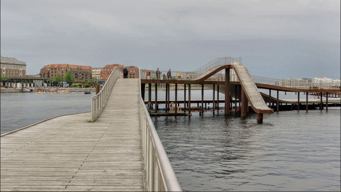 Kopenhagen '21 | «Klavebod Waves». Hafenpromenade «Langebro» und «Bernstorffsgade», an der kleine Boote anlegen können. Aus 100 Tonnen nordeuropäischer Eiche. ca.  49 Mio. dkr teuer.