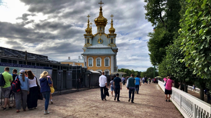 «Schloss Peterhof» '18: Grosser Palast. Westlicher Pavillon. Leider auch hier - wie vielerorts - Attraktivität durch Bauarbeiten eingeschänkt.