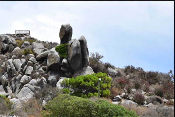 2015 | Südafrika | Westkap, Saldanha: Unter dem Aussichtspunkt entdeckt. Willkürliche Gesteinsformation. Sieht fast aus wie eine moderne Skulptur.