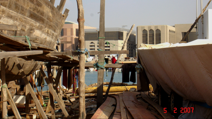 2007 | AbuDhabi City: «Dhow-Werft». Hier werden die alten Holz-Segelschiffe noch von Hand gebaut.