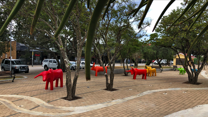2019 | Kapstadt | «Durbanville»: «Park» mitten im Einkaufszentrum. Permanente Kunststoff-Installation im «Zentrums-Park».