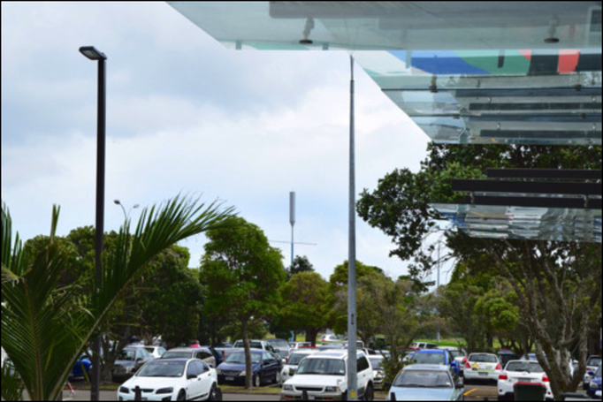 2015 | Neuseeland | «Whakatane», Bay of Plenty: «Commerce Street» - hinten in der Bildmitte eine «Tsunami-Warnlage».