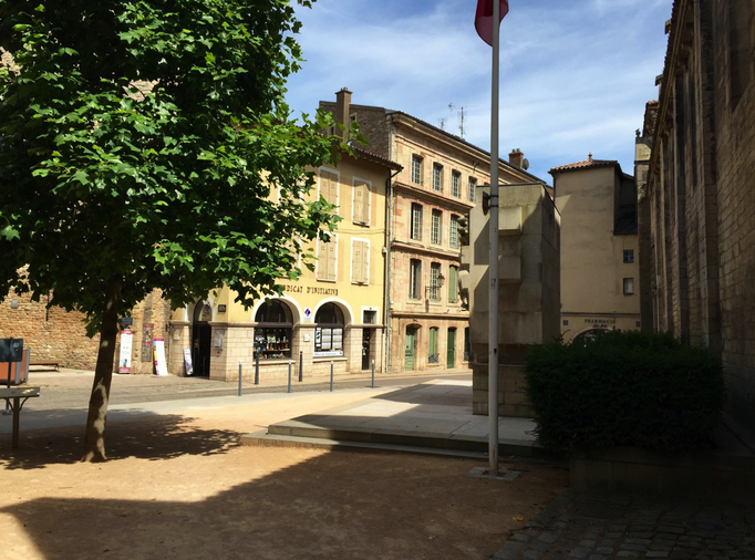 2015 | Fahrradtour «Burgund», Cluny: 2. Etappenort der Tour. Immer noch über 40° C. Ende der Hauptstrasse in der Altstadt.