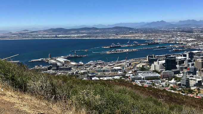 2017 | Kapstadt | «Signal Hill»: Auf dem Rückweg «nach unten» - Blick auf Kapstadt und die Hafenanlage.