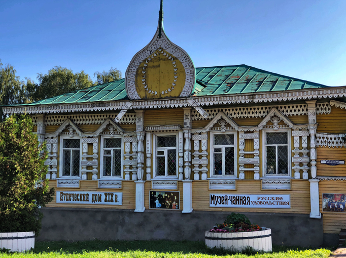 2018 | Uglitsch | Stadtmuseum. Ein grosser Souvenirladen.