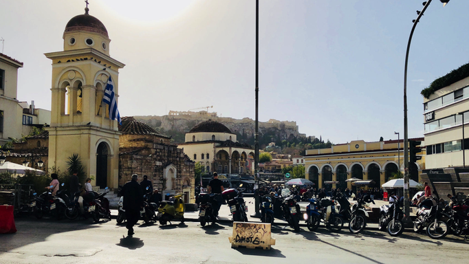 Athen '17 | «Monastiraki Square» mit der «Church of the Pantanassa»: «Welten stehen sich gegenüber».