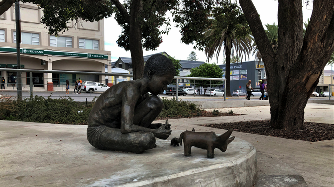 2019 | Kapstadt | «Durbanville»: «Park» mitten im Einkaufszentrum. Naturalistische und schon fast abstrakte Wiedergabe von «Mensch & Tier».