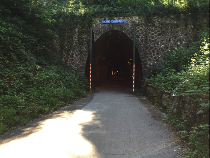 2015 | Fahrradtour «Burgund», Sologny: Auf der 3. Etappe immer der stillgelegten Bahntrasse entlang. Und durch einen 1,6 km langen Ex-Bahntunnel. Tolle Abkühlung bei dieser Hitze! 