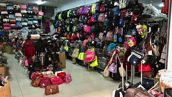 2017 | Kapstadt | Milnerton, «Cape Grand China»: Chinesisches Einkaufszentrum. Zu einem Kauf inspiriert wird man hier ganz bestimmt nur über den Preis.
