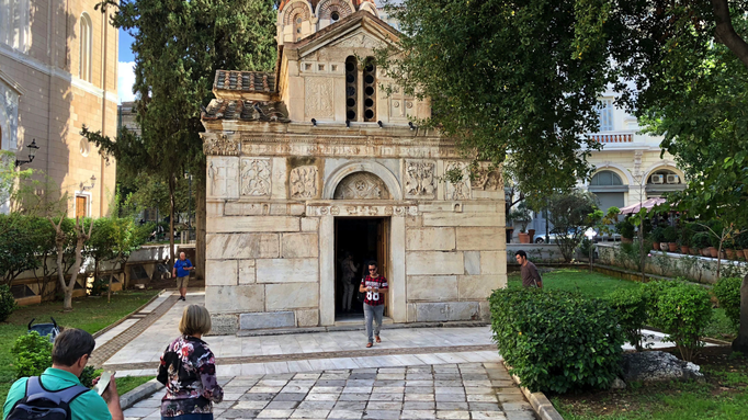 Athen '17 | Rechts neben der Kathedrale «Maria Verkündigung» befindet sich die «Panagia Gorgoepikoos», auch «Kleine Mitropolis» genannt. Ein byzantinisches Kirchlein aus dem 13. Jhd. mit zahlreichen antiken Spolien.