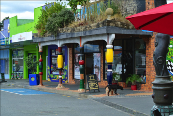 2014 | NZ Nordinsel | «Kawakawa», Far North, Northland: Friedensreich Hundertwasser lebte von 1973 an bis zu seinen Tode im Jahre 2000 in Kawakawa.