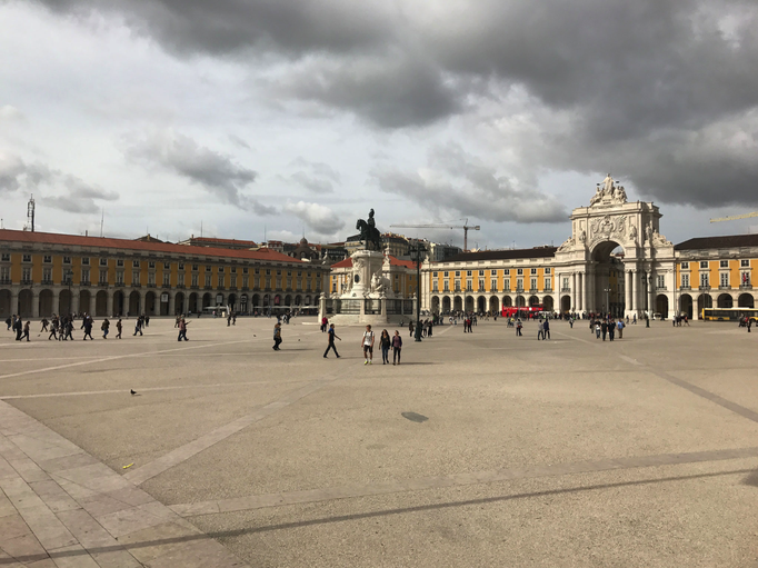 Lissabon '16 | Die «Praça do Comércio» gehört neben dem «Rossio» und der «Praça da Figueira» zu den 3 wichtigsten Plätzen innerhalb der «Baixa Pombalina», des aufgrund des Erdbebens von 1755 neu gebauten innerstädtischen Bereichs.