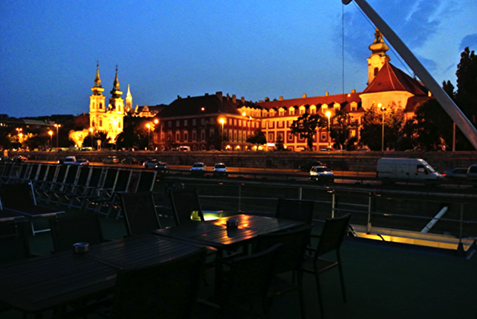2013 | Fahrradtour Passau-Budapest-Passau, Budapest: Abendlicher Blick vom «myStory»-Sonnendeck.