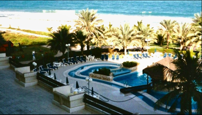 1988 | Dubai | Jebel Ali Beach Resort: «Balkonblick» auf die am Strand gelegene Poolanlage.