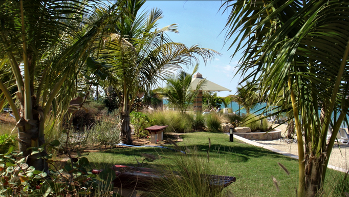 2007-2013 | «Poolsite», Al Raha Beach Resort: Gepflegt angelegter Garten «entlang dem Wasser».