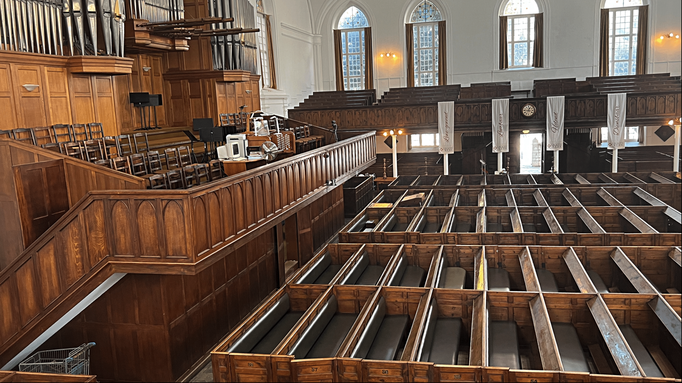 2023 | Kapstadt | «Groote Kerk»: Zuerst fallen einem die gepolsterten «Abteile» auf. Unterteilt für die «grossen» Familien der Stadt.