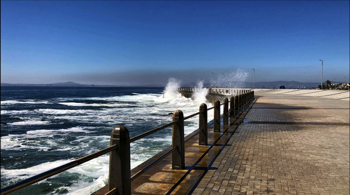 2019 | Kapstadt | Foreshore, «Green Point Promenade»: Kilometerlanger Spaziergang entlang richtig «wildem Wasser». Nicht aufgepasst wird man «tropfnass» gespritzt.