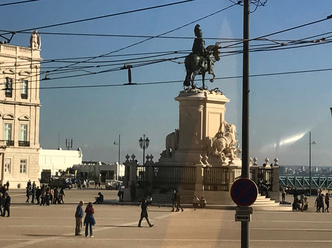 Lissabon '16 | «Praça do Comércio»: Die Reiterstatue auf der Mitte des Platzes stellt «José I.» dar, entworfen von Joaquim Machado de Castro.