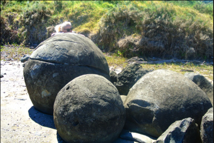 2014 | NZ Nordinsel | «Opononi», Far north District, Northland Region: Riesige Steinkugeln (Moeraki Boulders). Durchmesser bis zu 3 m.