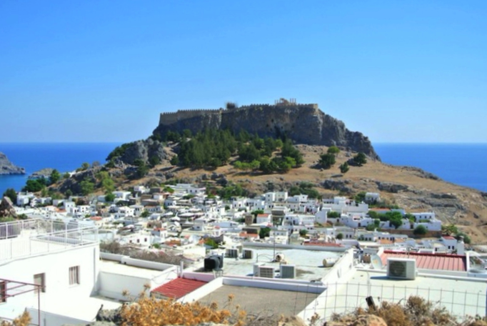Rhodos '13 | Lindos, «Akropolis»: Die Burgruine liegt auf einem 116 Meter hohen Felsen direkt im Stadtkern.