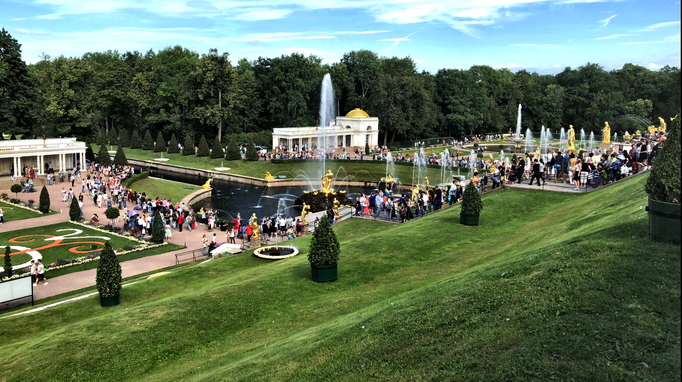 «Schloss Peterhof» '18: Überall faszinierendes Spiel des Wassers mit dem Licht und dem vergoldeten «Figurenwerk».