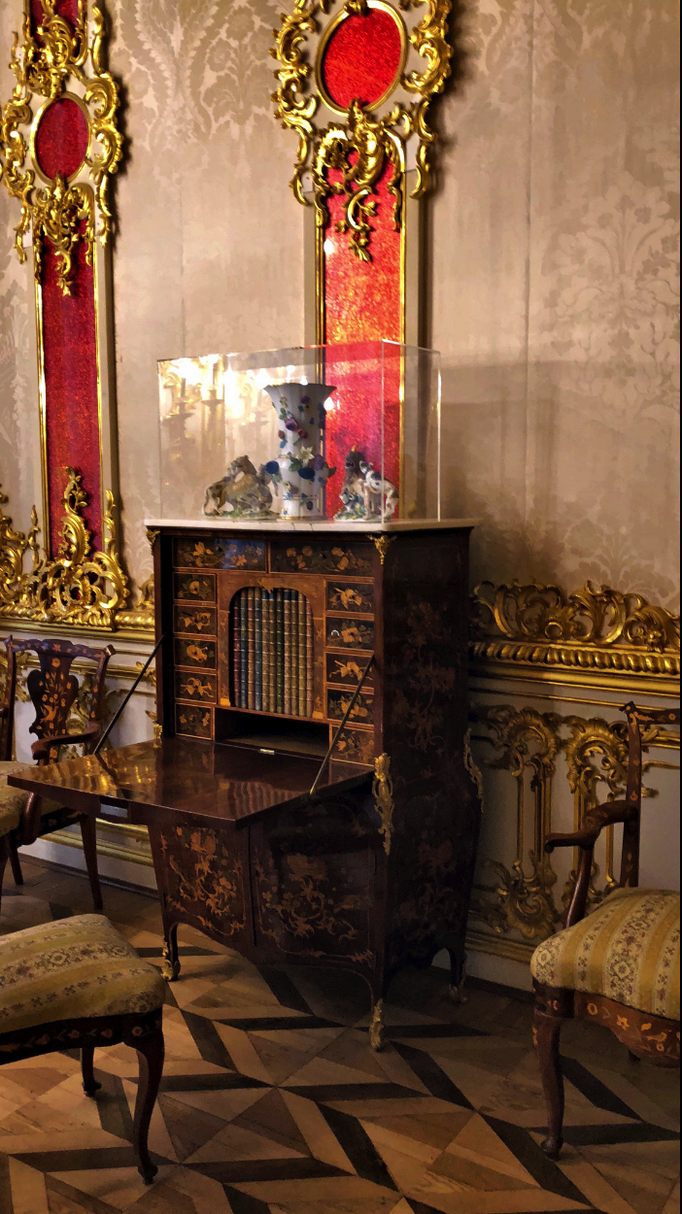 «Pushkin» '18 | Katharinenpalast: Wunderschöner, reich Intarsien-verzierter Sekretär.