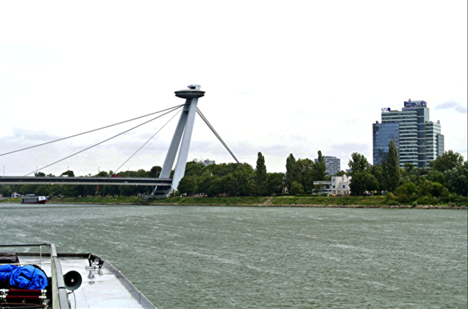2013 | Fahrradtour Passau-Budapest-Passau, Bratislava: Blick auf «die Brücke des Slowakischen Nationalaufstandes».