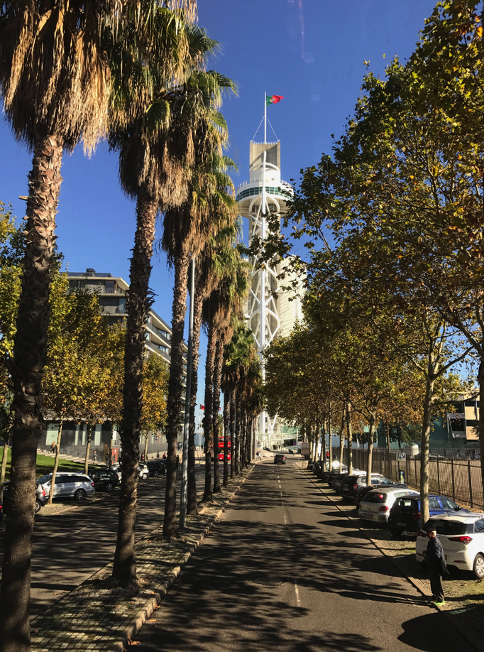 Lissabon '16 | Der «Vasco-da-Gama»-Turm ist ein 145 m hoher Aussichtsturm in Stahlfachwerk-Bauweise, mit angeschlossenem Hotelbau. Er ist das höchste Gebäude Portugals (Stand 2013).