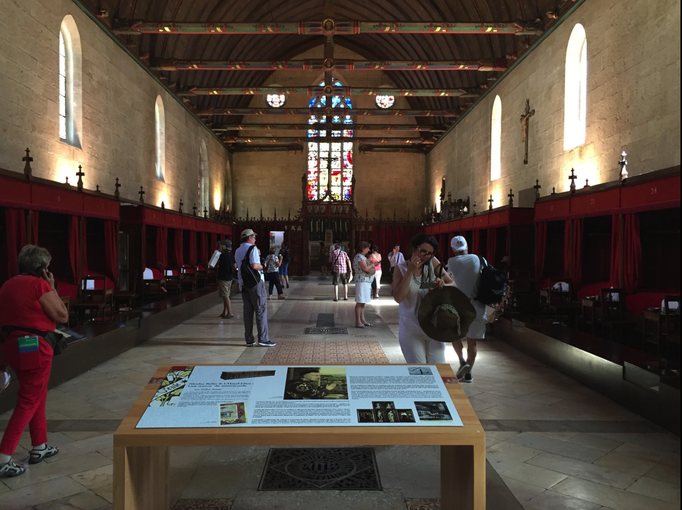 2015 | Fahrradtour «Burgund», Beaune: Innenhof des «Hospices de Beaune», «Musée de l'Hôtel-Dieu». Das Krankenlager im «Saal der Armen».