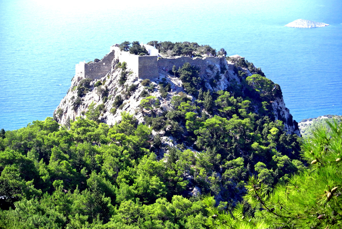 Rhodos '13 | Monolithos: Die Byzantiner errichteten etwa 1,5 km südwestlich des heutigen Ortes eine Feste, die 1467 von den Johannitern erweitert und nie eingenommen wurde.