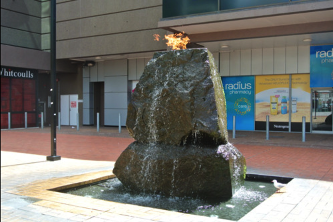 2014 | NZ Nordinsel | Auckland, «Queen Street»: «Feuer & Wasser» - Skulptur vor einem Geschäftshaus.