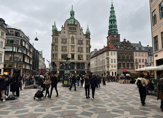 Kopenhagen '21 | «Nikolaj Plads» mit der «Nicolai Kirke», rechts.
