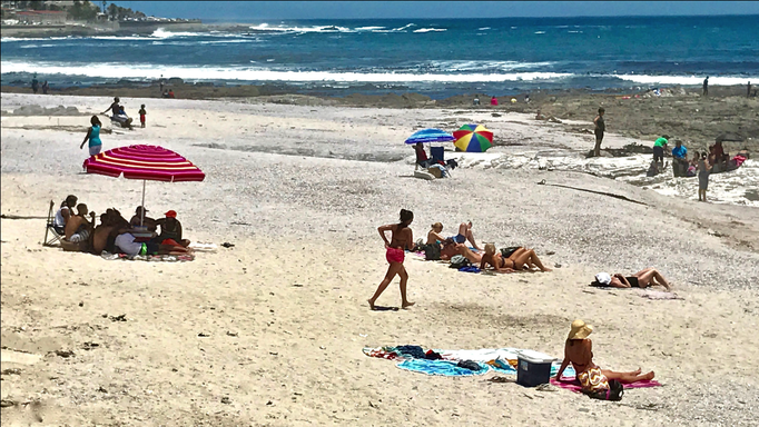 2017 | Kapstadt | Foreshore, «Green Point Promenade»: der öffentlioche Strand - viel genutzter Wochenend-Badespass für alle.