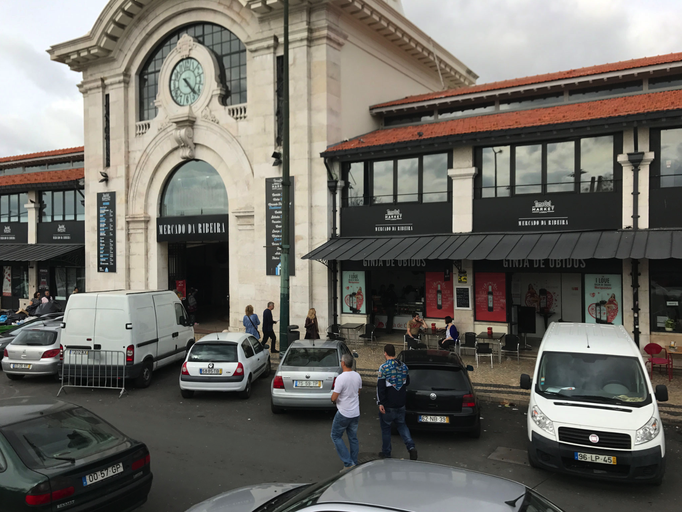 Lissabon '16 | «Hopp-on - Hopp off»: Eingang zum «Mercado da Ribeira».