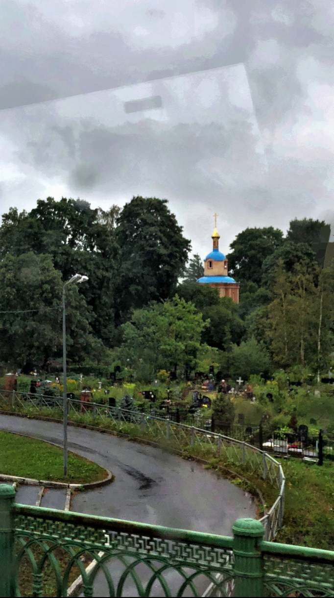 «Pushkin» '18 | Katharinenpalast: Wegfahrt. Blick aus dem Bus auf einen lokalen Friedhof nahe des Palastes.