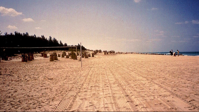 1988 | Dubai | Jebel Ali Beach Resort: «Meerseitige» Sicht. Mit 4 km langem Privatstrand. Wird jeden Morgen mit Traktor «gestaubsaugt».