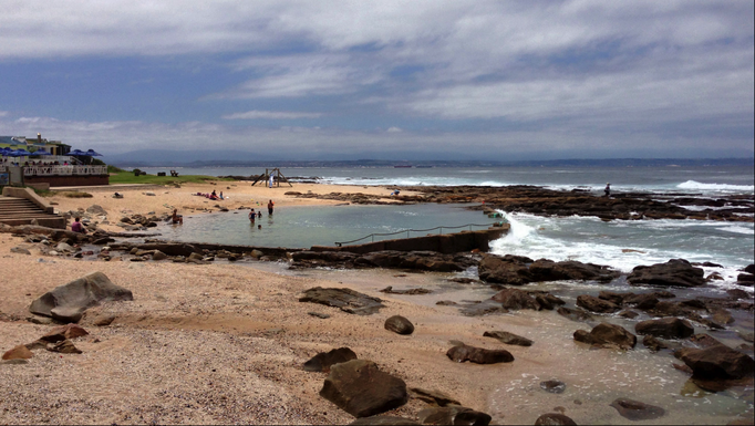2013 | Südafrika | Mossel Bay: Auch eine Art, ein Meerwasser-Bassin für Kinder zu bauen.
