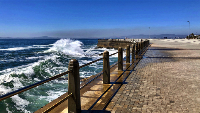 2019 | Kapstadt | Foreshore, «Green Point Promenade»: Kilometerlanger Spaziergang entlang richtig «wildem Wasser». Nicht aufgepasst wird man «tropfnass» gespritzt.