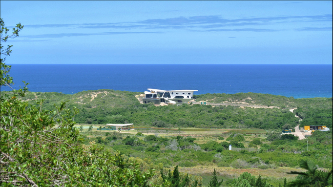 2013 | Südafrika | Plettenberg Bay: Traumvilla mit beachtlichem Umschwung direkt am Meer. Vorne links das Gästehaus.