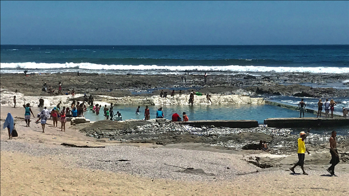 2017 | Kapstadt | Foreshore, «Green Point Promenade»: Kostenloses Badevergnügen. Frisches Wasser wird «natürlich» von rechts über die Mauer gespült.