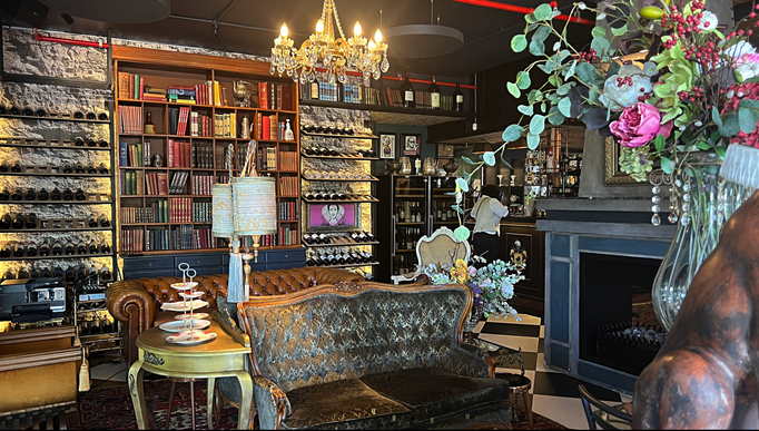2023 | Kapstadt | Westkap, Durbanville, «Shakespeare's Boutique Restaurant»: Auch in der Bibliothek wird serviert. Allerdings nur Getränke.