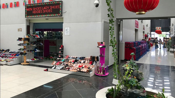 2017 | Kapstadt | Milnerton, «Cape Grand China»: Chinesisches Einkaufszentrum. Einige Händler geben sich bei der Warenpräsentation wenigstens ein bisschen Mühe!