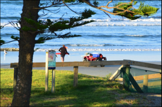 2015 | Neuseeland | «Ohope Beach», Whakatane, Bay of Plenty: «Torpedo Fishing». Der Angelhaken wird mit Leine an einem Torpedo 2-3 Km in Meer hinaus «geschleift».