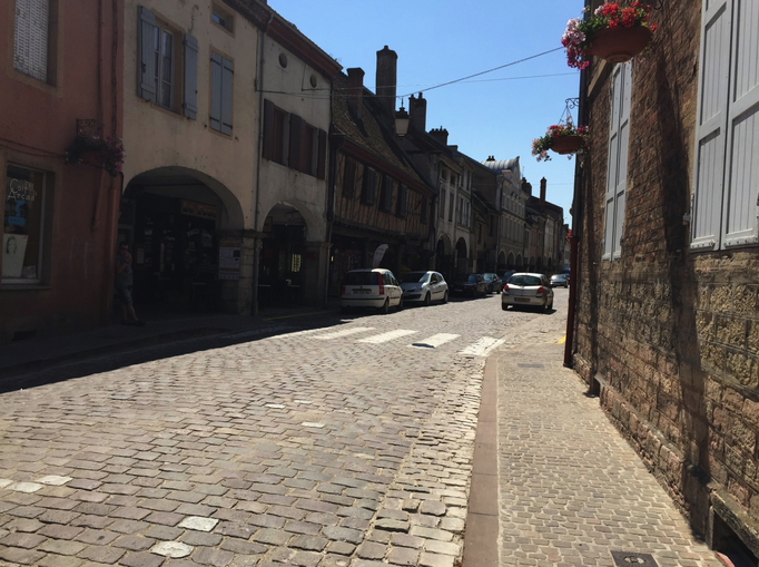 2015 | Fahrradtour «Burgund», Louhans: Die von 157 Arkaden (einzigartig in Frankreich) umsäumte und 400 m lange «Grande Rue» mit ihren Häuserfassaden aus dem 15. Jahrhundert.