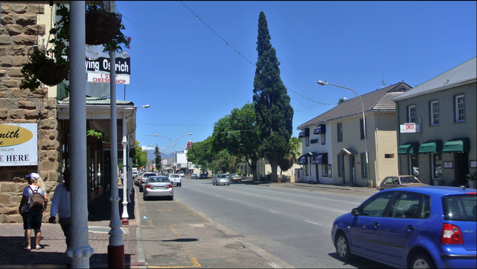 2013 | Südafrika | Oudtshorn: Hauptstrasse um 12:15.